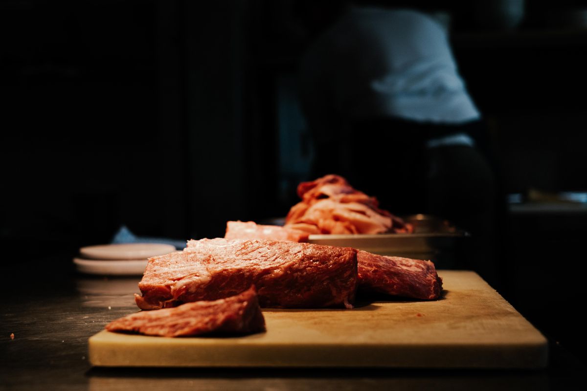Cortes de carne cruda sobre una tabla de madera