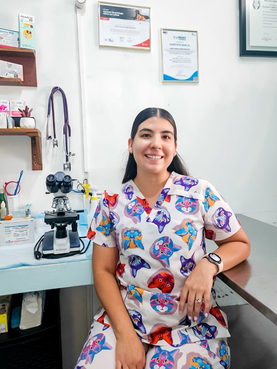 Mvz. Andrea Padilla en el consultorio de NutriVet